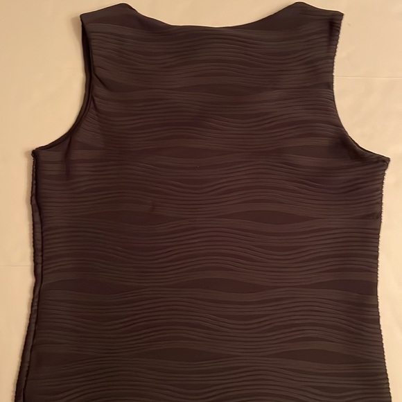 Roz & Ali sleeves less  top , size M, color black. Round neckline. Wavy design - Picture 5 of 16